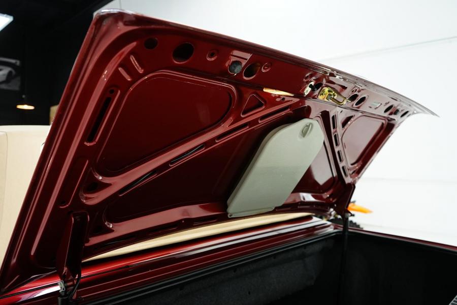 Багажник BMW 325i Convertible (Calypso Red) 1990 года  (фото 132 из 190)